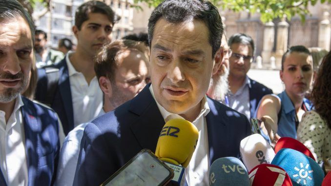 El presidente del Partido Popular de Andalucía y candidato a la Presidencia de la Junta, Juanma Moreno, atiende a los medios de comunicación esta pasada semana. EFE/José Manuel Pedrosa.