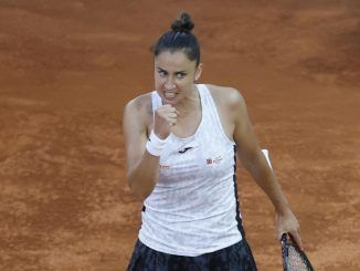 La tenista española Sara Sorribes celebra la victoria ante la japonesa Naomi Osaka, al término del partido de segunda ronda del Mutua Madrid Open disputado en la Caja Mágica, en Madrid. EFE/Juanjo Martín