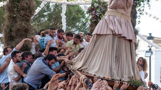 Los almonteños portan a hombros a la Virgen del Rocío durante el traslado de la imagen hoy domingo a la aldea almonteña de El Rocío tras permanecer en Almonte durante 33 meses. EFE/Julián Pérez
