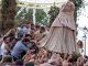 Los almonteños portan a hombros a la Virgen del Rocío durante el traslado de la imagen hoy domingo a la aldea almonteña de El Rocío tras permanecer en Almonte durante 33 meses. EFE/Julián Pérez