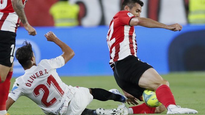 El defensa del Athletic de Bilbao Daniel Vivian lucha con Oliver Torres, del Sevilla FC, durante el partido de la jornada 38 de Liga en Primera División disputado en el estadio Sánchez-Pizjuán. EFE
