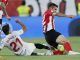 El defensa del Athletic de Bilbao Daniel Vivian lucha con Oliver Torres, del Sevilla FC, durante el partido de la jornada 38 de Liga en Primera División disputado en el estadio Sánchez-Pizjuán. EFE