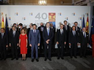 El secretario general de la OTAN, Jens Stoltenberg (c-d) posa junto con el presidente del Gobierno, Pedro Sánchez (c-i), el rey Felipe VI (c) y otras autoridades este lunes en Madrid a su llegada al acto de conmemoración por el 40 aniversario del ingreso de España en la OTAN celebrado en el Teatro Real. EFE/ Juan Carlos Hidalgo