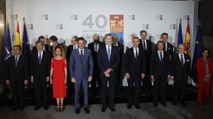 El secretario general de la OTAN, Jens Stoltenberg (c-d) posa junto con el presidente del Gobierno, Pedro Sánchez (c-i), el rey Felipe VI (c) y otras autoridades este lunes en Madrid a su llegada al acto de conmemoración por el 40 aniversario del ingreso de España en la OTAN celebrado en el Teatro Real. EFE/ Juan Carlos Hidalgo
