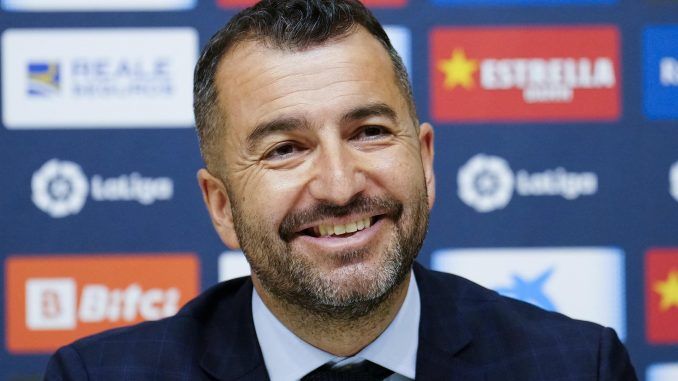 El técnico gallego Diego Martínez durante su presentación como nuevo entrenador del RCD ESpanyol, tras firmar un contrato con la entidad blanquiazul hasta el 30 de junio de 2024. EFE/Enric Fontcuberta
