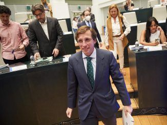 El alcalde de Madrid, José Luis Martínez-Almeida (c), sonríe a su llegada al pleno ordinario celebrado este martes en el Ayuntamiento de Madrid. EFE / Miguel Osés