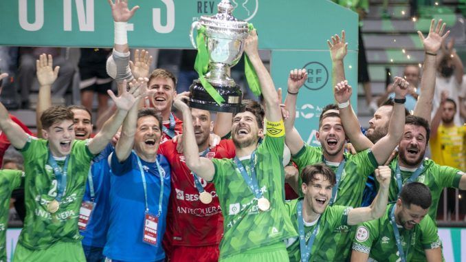 JAÉN, 15/05/2022.- El capitán del UMA Antequera levanta el trofeo recibido tras proclamarse campeones de la Copa del Rey de fútbol sala al derrotar al Viña Albali en la final que han disputado hoy domingo en el pabellón Olivo Arena de Jaén. EFE/José Manuel Pedrosa.
