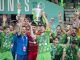 JAÉN, 15/05/2022.- El capitán del UMA Antequera levanta el trofeo recibido tras proclamarse campeones de la Copa del Rey de fútbol sala al derrotar al Viña Albali en la final que han disputado hoy domingo en el pabellón Olivo Arena de Jaén. EFE/José Manuel Pedrosa.