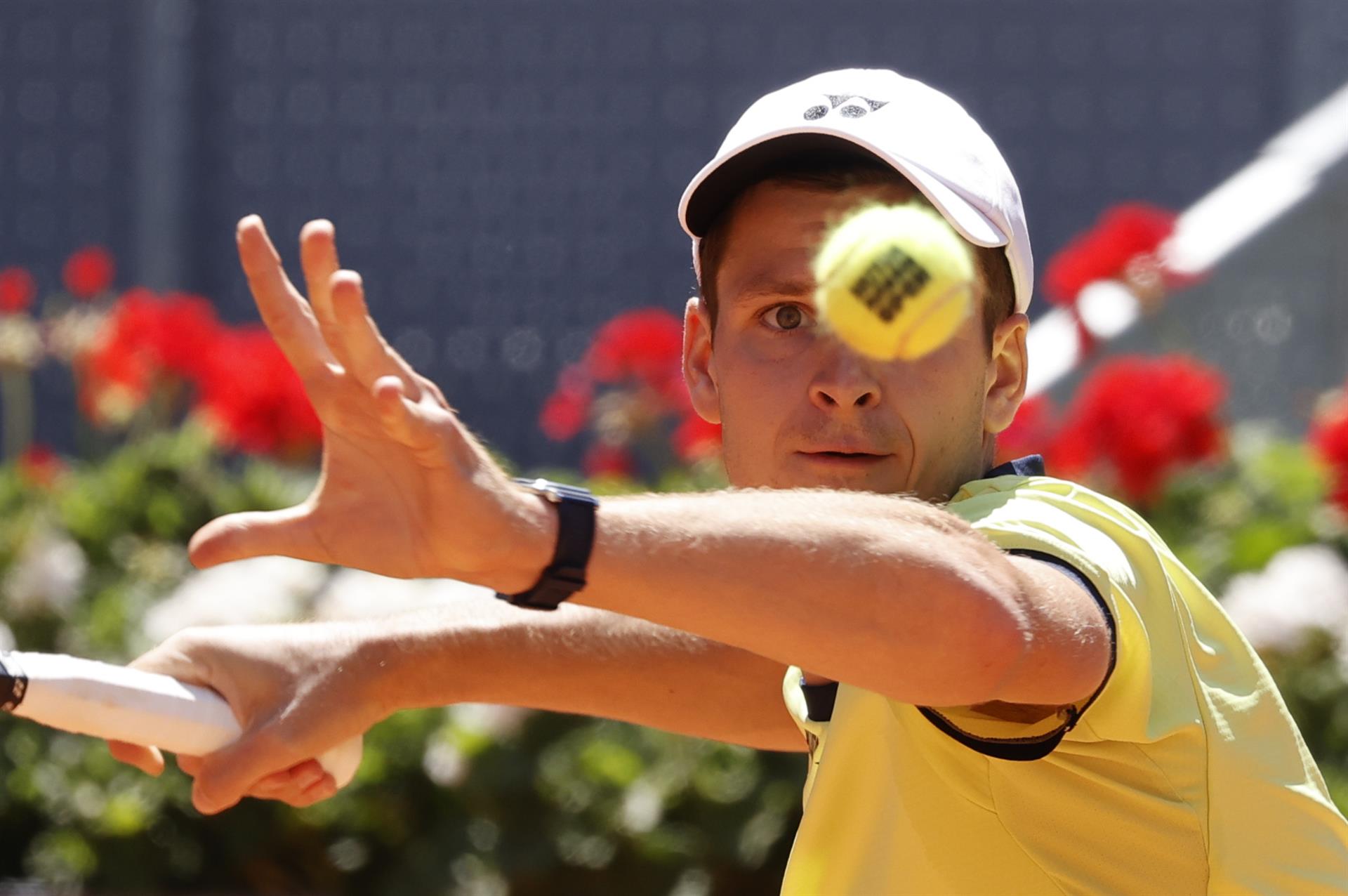 El polaco Hubert Hurkacz devuelve la bola al serbio Novak Djokovic, número uno del mundo, durante su partido de cuartos de final del Mutua Madrid Open, en la Caja Mágica. EFE/ Emilio Naranjo
