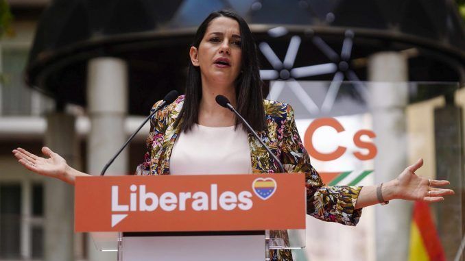 La presidenta de Cs, Inés Arrimadas, participa este sábado en Córdoba en el acto de presentación de los candidatos de Cs en las ocho provincias andaluzas a las elecciones autonómicas del 19Js. .EFE / Rafa Alcaide
