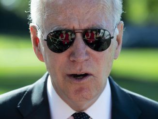 "Me reuniré con el Congreso por el tema de las armas, lo prometo", dijo Biden al comienzo de su reunión en la Casa Blanca con la primera ministra de Nueva Zelanda, Jacinda Ardern, que se encuentra de visita en Washington. Foto de archivo. EFE/EPA/MICHAEL REYNOLDS / POOL