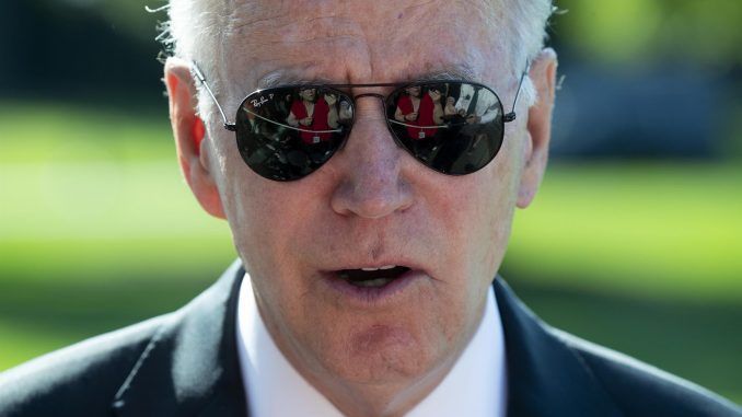 "Me reuniré con el Congreso por el tema de las armas, lo prometo", dijo Biden al comienzo de su reunión en la Casa Blanca con la primera ministra de Nueva Zelanda, Jacinda Ardern, que se encuentra de visita en Washington. Foto de archivo. EFE/EPA/MICHAEL REYNOLDS / POOL
