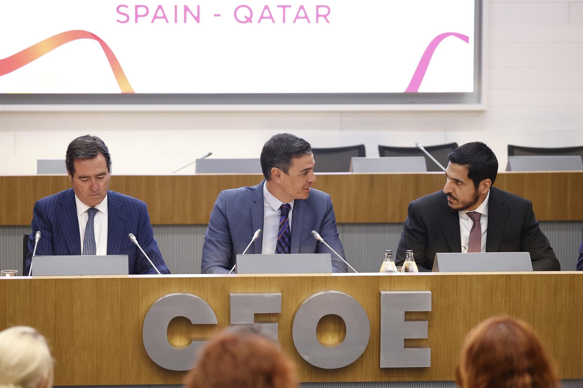 El presidente de la CEOE, Antonio Garamendi (i); el presidente del Gobierno, Pedro Sánchez (c), y el presidente de la Qatari Businessmen Association, H.E. Sheikh Faisal Bin Qassim Al-Thani (d), durante el acto inaugural del foro empresarial España-Qatar, celebrado en el marco de la visita de Estado del emir de Qatar, Tamim bin Hamad Al-Thani, este miércoles en Madrid. EFE/ Chema Moya
