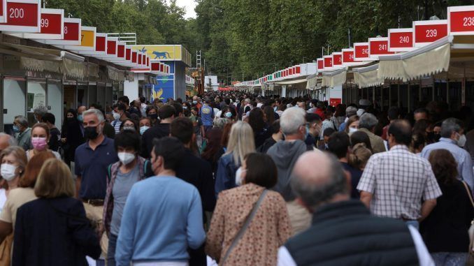 Visitantes a la Feria del Libro de Madrid de 2021. EFE/ Kiko Huesca
