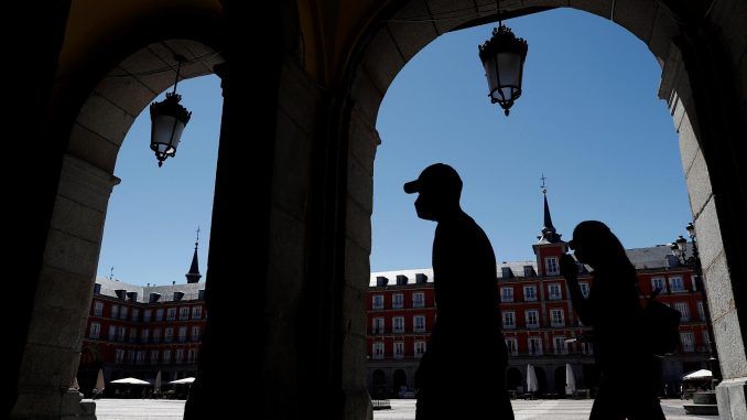 Dos turistas visitan la Plaza Mayor de Madrid, en una fotografía de archivo. EFE/Mariscal
