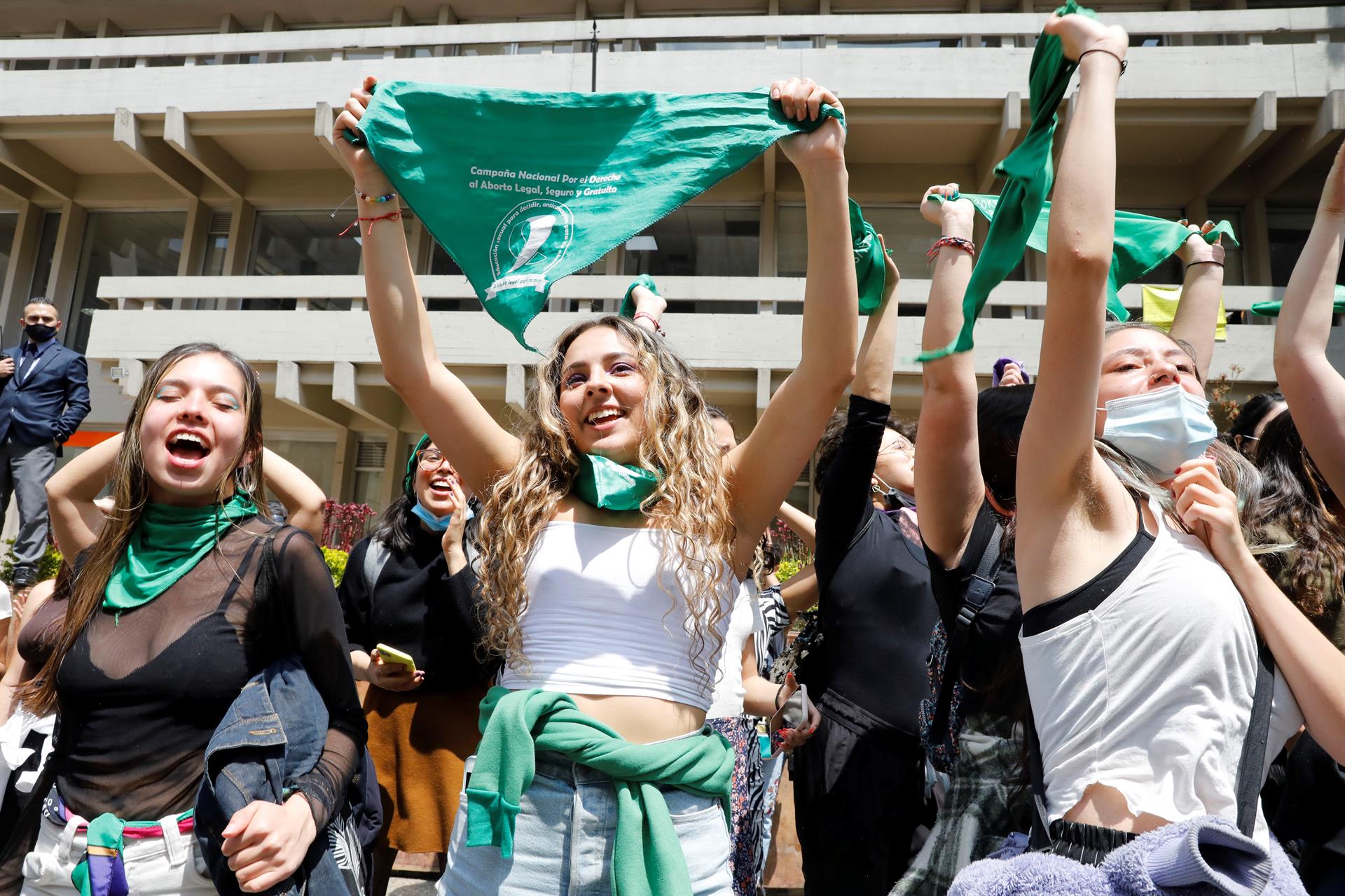 Fotografía de archivo fechada el 18 de noviembre de 2021 de varias mujeres mientras protestan a favor del aborto frente a la sede de la Corte Constitucional, en Bogotá (Colombia). EFE/ Carlos Ortega
