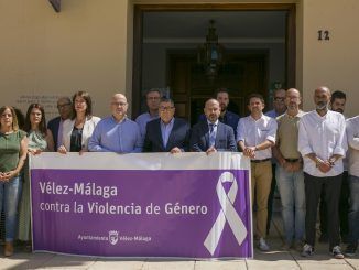 Foto de archivo del alcalde de Vélez- Málaga, Antonio Moreno (6d) y el subdelegado del Gobierno en Málaga, Javier Salas (5d), junto al resto de corporación y vecinos, durante el minuto de silencio realizado a las puertas del Ayuntamiento del municipio malagueño por el asesinatode una mujer de 50 años tras ser apuñalada por su marido de 52 años en el núcleo de población de Benajarafe, del municipio malagueño de Vélez-Málaga EFE/Álvaro Cabrera