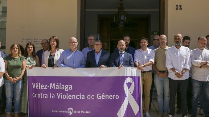 Foto de archivo del alcalde de Vélez- Málaga, Antonio Moreno (6d) y el subdelegado del Gobierno en Málaga, Javier Salas (5d), junto al resto de corporación y vecinos, durante el minuto de silencio realizado a las puertas del Ayuntamiento del municipio malagueño por el asesinatode una mujer de 50 años tras ser apuñalada por su marido de 52 años en el núcleo de población de Benajarafe, del municipio malagueño de Vélez-Málaga EFE/Álvaro Cabrera
