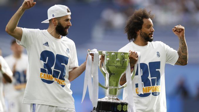 Los jugadores del Real Madrid Karim Benzemá (i) y Marcelo Vieira celebran el título de Liga, este sábado en el estadio Santiago Bernabéu. EFE/Mariscal
