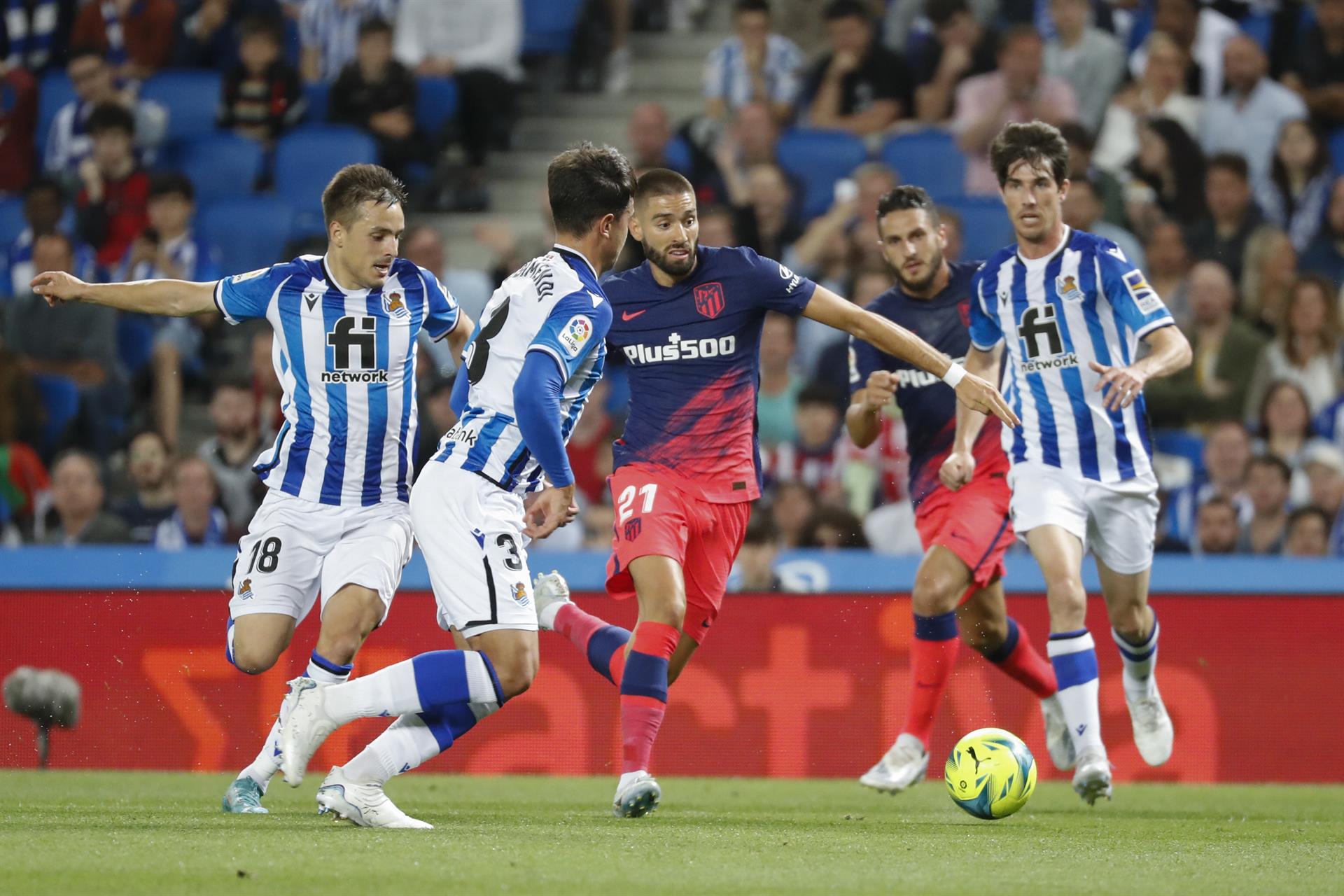 El delantero del Atlético de Madrid Yannick Carrasco (c) juega un balón rodeado de jugadores de la Real Sociedad, durante el partido de Liga en Primera División en el Reale Arena, en Sebastián. EFE/Juan Herrero
