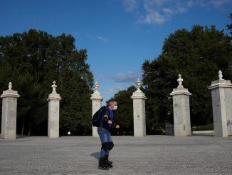 Imagen de archivo de un patinador en Madrid Río. EFE/David Fernández