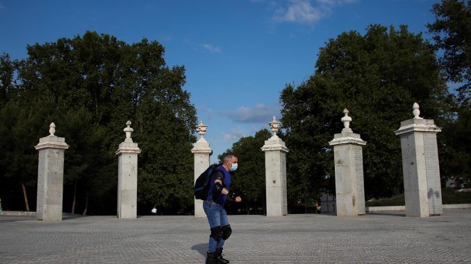 Imagen de archivo de un patinador en Madrid Río. EFE/David Fernández
