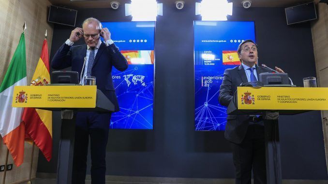 El ministro español de Asuntos Exteriores, José Manuel Albares (d), y su homólogo irlandés, Simon Coveney, durante la rueda de prensa conjunta en Madrid ofrecida este viernes a los medios tras finalizar su reunión. EFE/ Zipi Aragon
