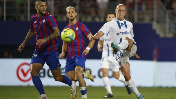 El centrocampista del Tenerife Víctor Mollejo (d) lanza el balón ante el centrocampista del Eibar Stoichkov durante el partido de segunda división disputado el sábado pasado en el estadio Ipurua. EFE/ Juan Herrero
