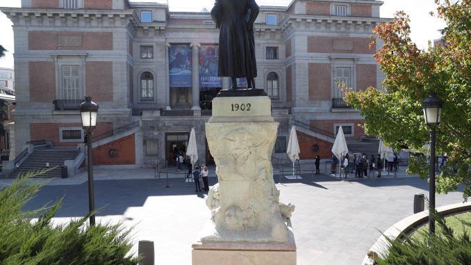 Vista de una cola para entrar en el Museo del Prado en Madrid, en una fotografía de archivo. EFE/Kiko Huesca
