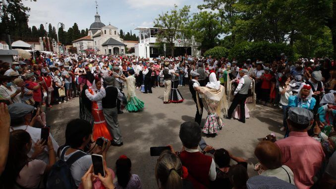 Varios chulapos bailan un chotis en la Pradera de San Isidro durante las celebraciones por la festividad del patrón de Madrid, este domingo, en la capital española. EFE/ Javier López