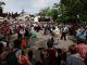 Varios chulapos bailan un chotis en la Pradera de San Isidro durante las celebraciones por la festividad del patrón de Madrid, este domingo, en la capital española. EFE/ Javier López