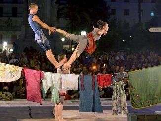 Espectáculo de circo en las calles de Sevilla. EFE/Archivo