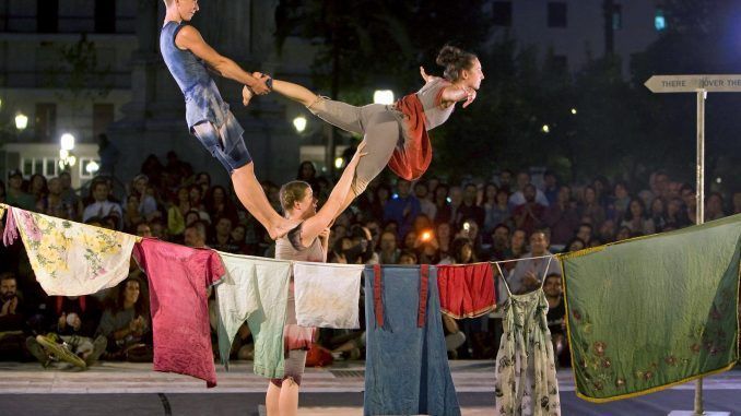 Espectáculo de circo en las calles de Sevilla. EFE/Archivo
