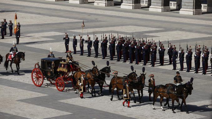 El nuevo embajador de Mali llega en carroza al Palacio Real para la ceremonia de cartas credenciales de los nuevos embajadores en España de Mali, Moldavia, Grecia, Ecuador, Rumanía y Palestina, este jueves en Madrid. EFE/Juan Carlos Hidalgo
