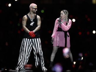 El cantante colombiano Maluma (i) canta hoy 30 de abril durante su concierto "Medallo en el mapa" en Medellín (Colombia) junto a la cantante Madonna (d). EFE/Luis Eduardo Noriega A.