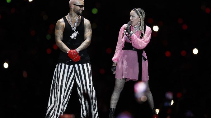 El cantante colombiano Maluma (i) canta hoy 30 de abril durante su concierto "Medallo en el mapa" en Medellín (Colombia) junto a la cantante Madonna (d). EFE/Luis Eduardo Noriega A.
