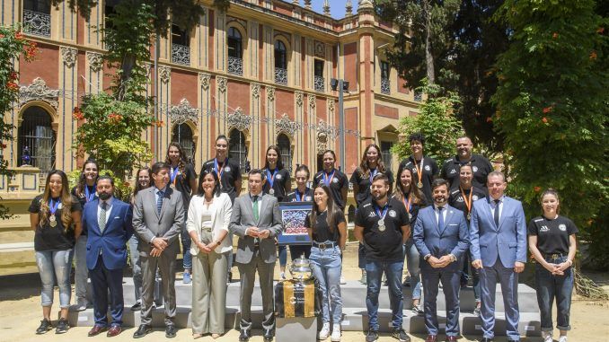 El presidente de la Junta, Juanma Moreno (c), posa junto a las jugadoras y la directiva del Costa del Sol Málaga de balonmano. EFE/Raúl Caro
