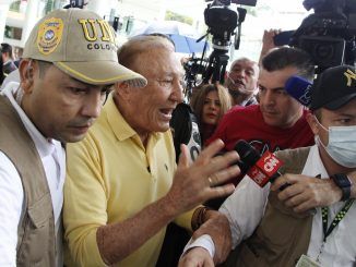 Fotografía cedida por la campaña de la Liga de Gobernantes Anticorrupción de su candidato a la Presidencia de Colombia Rodolfo Hernández habla luego de votar hoy, en el centro de votación del colegio Santander en Bucaramanga (Colombia). EFE/Mario Caicedo