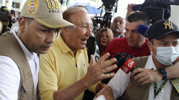 Fotografía cedida por la campaña de la Liga de Gobernantes Anticorrupción de su candidato a la Presidencia de Colombia Rodolfo Hernández habla luego de votar hoy, en el centro de votación del colegio Santander en Bucaramanga (Colombia). EFE/Mario Caicedo
