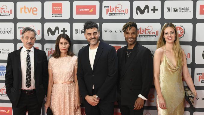 De izda a dcha: Alfredo Castro, Monica Lairana Juan Pablo Félix,Edson Sidonie y Paloma Ambel, de Karnawal, posan a su llegada a la ceremonia de entrega de los Premios Platino, este domingo en el recinto IFEMA de Madrid. EFE/ Victor Lerena
