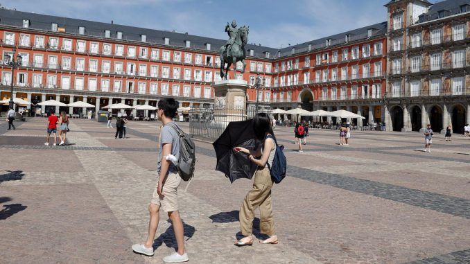 Turistas visitan la Plaza Mayor de Madrid, en una fotografía de archivo. EFE/J.J. Guillén
