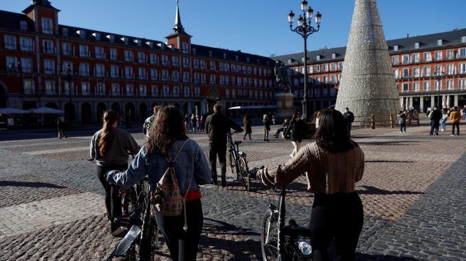 Imagen de archivo de turistas en la Plaza Mayor. EFE/ Mariscal
