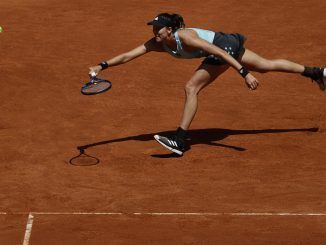 La tenista española Garbiñe Muguruza en acción contra la ucraniana Anhelina Kalinina durante el partido del Mutua Madrid Open disputado en la Caja Mágica, en Madrid. EFE/ Emilio Naranjo