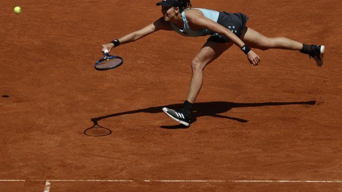 La tenista española Garbiñe Muguruza en acción contra la ucraniana Anhelina Kalinina durante el partido del Mutua Madrid Open disputado en la Caja Mágica, en Madrid. EFE/ Emilio Naranjo
