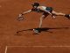 La tenista española Garbiñe Muguruza en acción contra la ucraniana Anhelina Kalinina durante el partido del Mutua Madrid Open disputado en la Caja Mágica, en Madrid. EFE/ Emilio Naranjo