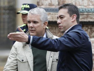 El presidente de Colombia, Iván Duque (i), habla con el registrador Alexander Vega hoy, después de votar durante la jornada de elecciones para elegir presidente de Colombia para el periodo 2022-2026 en Bogotá (Colombia). EFE/Carlos Ortega