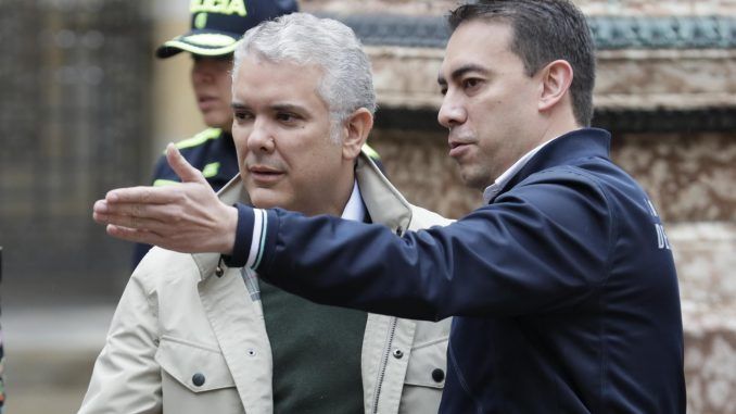 El presidente de Colombia, Iván Duque (i), habla con el registrador Alexander Vega hoy, después de votar durante la jornada de elecciones para elegir presidente de Colombia para el periodo 2022-2026 en Bogotá (Colombia). EFE/Carlos Ortega
