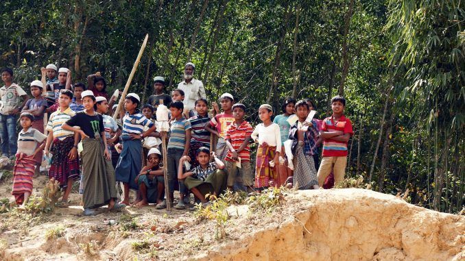 Un grupo de niños refugiados rohinyás posa junto a una escuela en un campamento de Ukhiya, Cox's Bazar, Bangladesh, en una fotografía de archivo. EFE/Abir Abdullah
