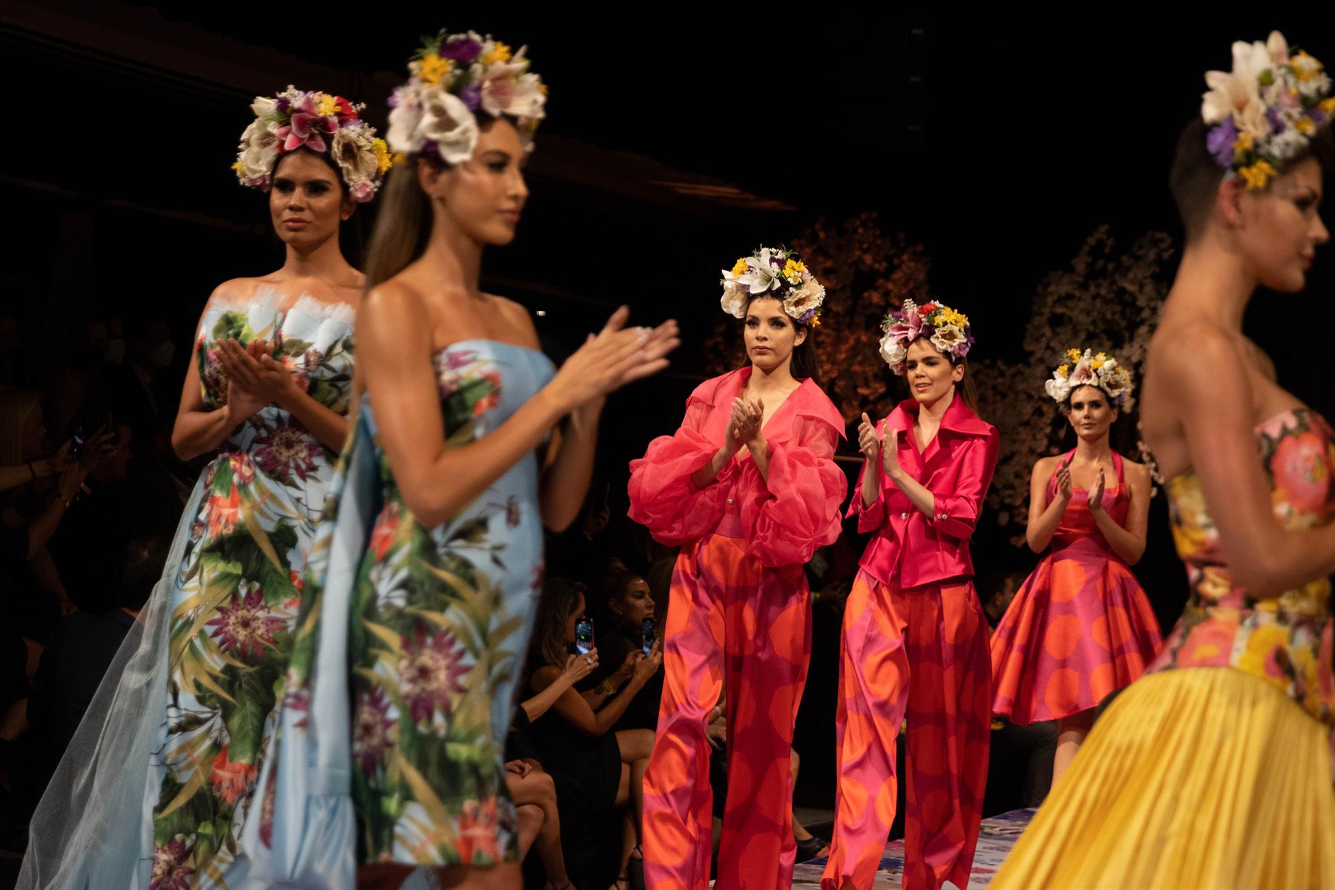 Modelos lucen prendas del diseñador venezolano Giovanni Scutaro, durante la presentación de la colección "Canto a Caracas", el 24 de mayo de 2022, en Caracas (Venezuela). EFE/ Ronald Peña
