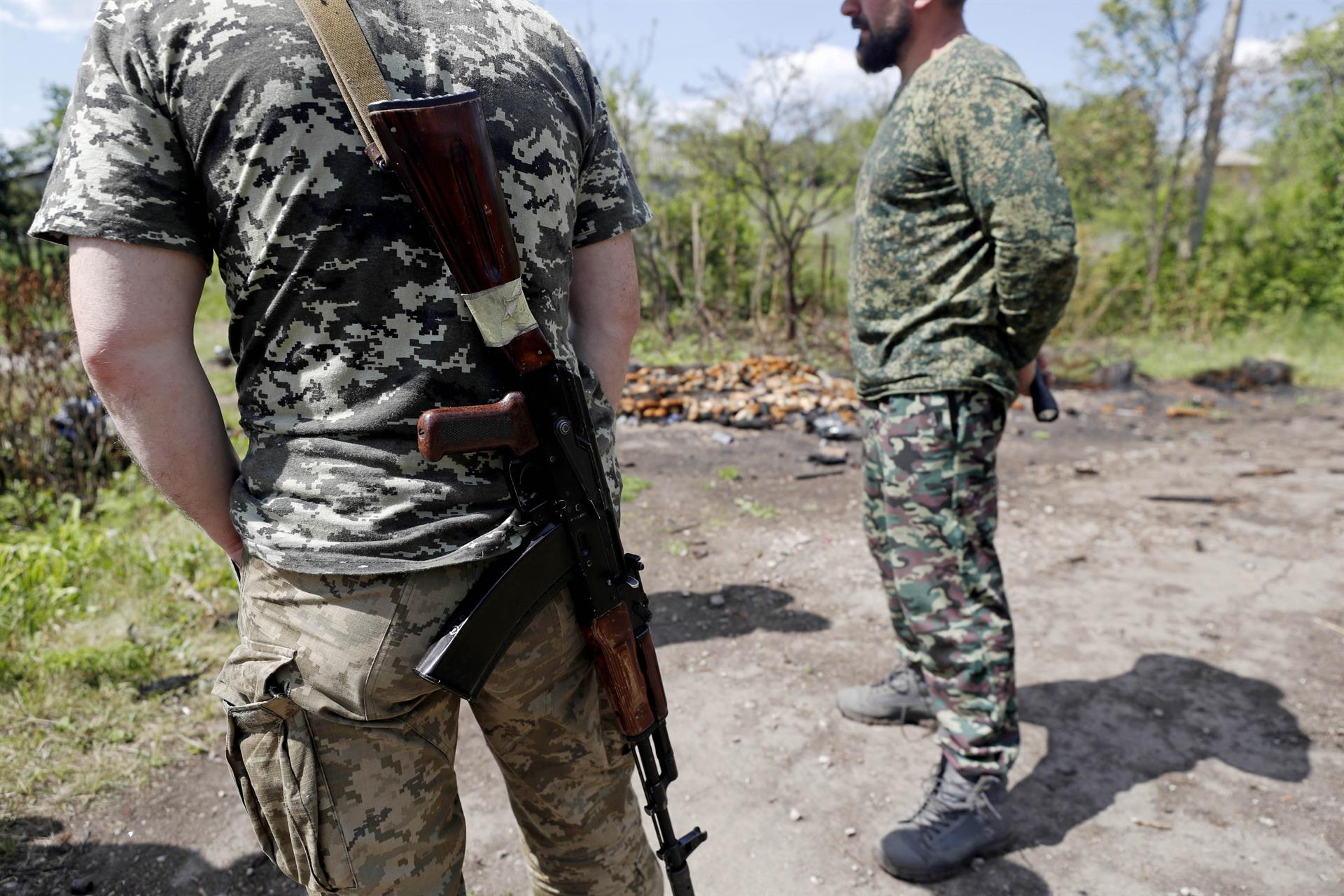 Militares ucranianos descansan antes de volver a la primera línea, en una zona agrícola cerca de Járkov, la segunda mayor ciudad de UcraniaEFE/Esteban Biba
